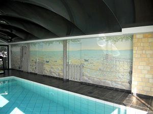 Décor peint sur murs et portes autour d'une piscine, mer et pêcheur