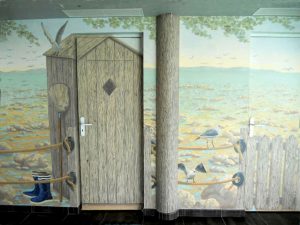 Décor peint sur murs et portes autour d'une piscine, mer et pêcheur detail