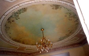 Ciel peint, patines et décor sur staff