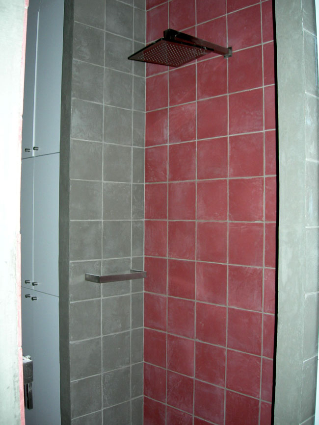 douche réalisée avec carrelage artisanal en marmorino, 15 x15 cm