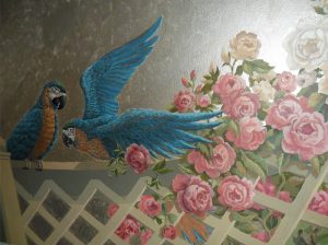 Décoration plafond peint, détail perroquets et roses