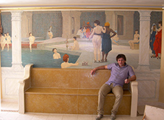 Frank Follaco devant sa toile orientaliste, d'après Jean-Léon Gérôme