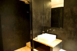 Décor des murs salle de bains en marmorino noir