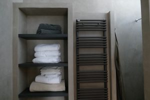 murs de salle de bains en marmorino, dans notre belle couleur Kraft