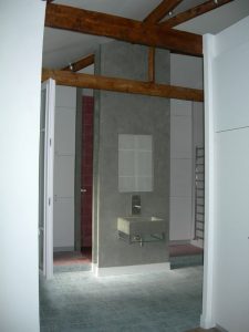 salle de bains en marmorino - vasque, murs et carreaux framboise