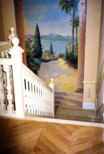 Décor peint en trompe l'oeil, paysage mer et arbres, décoration escalier