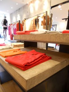 meubles du magasin ont été récouverts d'une matière crée ad hoc pour un bel effet pierre