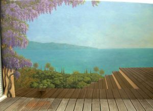 Décor peint sur mur extérieur, sol, mer et glycine