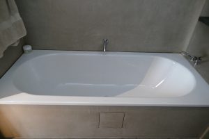 Murs de salle de bains et tablier de baignoire en marmorino