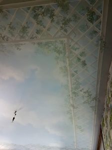 Plafond peint, ciel et treillage detail