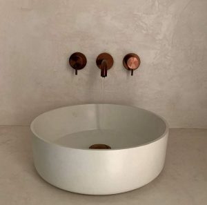 Plan vasque et crédence en marmorino (blanc rosé)