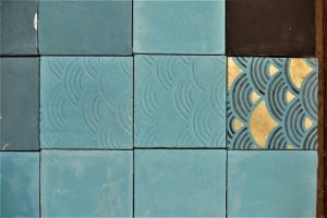 Carreaux bleus, en nuances foncées et claires