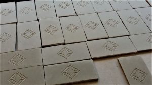 Carreaux avec logo gravé sur mesure, 10x30 cm