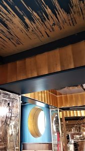 plafond à la feuille dor en lamelles