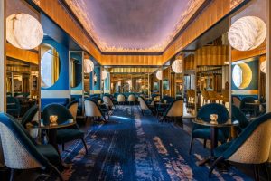 patine bleue en degradé et le sublime plafond bleu et or dans le bar de l'Hôtel du Collectionneur