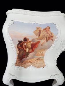 Commode peinte, miniatures d'après Tiepolo, face laterale
