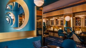 association du bleu et du doré dans le bar de L'Hôtel du collectionneur, à Paris