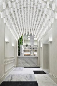 marmorino sur tous les murs de la boutique Kith, au Pershing Hall, à Paris.