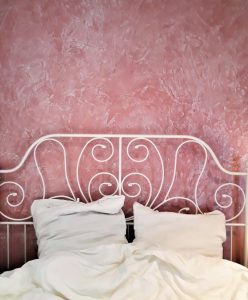 Mur patiné vieux rose (chaux et nacre)