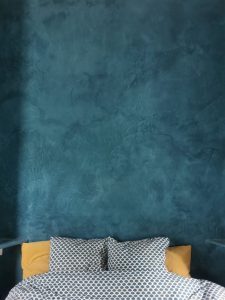 Marmorino bleu patiné dans l'alcove de la chambre à coucher