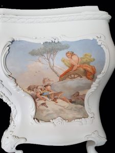 Commode peinte, miniatures d'après Tiepolo, face laterale