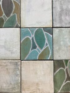 Carreaux sur mesure, motif "feuilles" gravé et peint