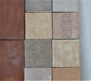 Carrelage artisanal, 10x10 cm, gamme BERBERE, en sgraffito et patine