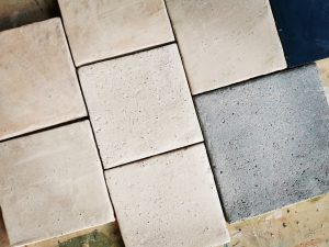 Carrelage fait main, à la chaux et melange quartz et sable, pour murs et sols