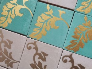 Carreaux décorés avec motif feuille, gravés et enrichis de feuille d'or et moongold. Turquoise et blanc rosé