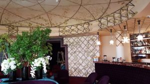 Décoration végétale sur murs et plafond dans le bar du Fouquet's (pour Ateliers Gohard)