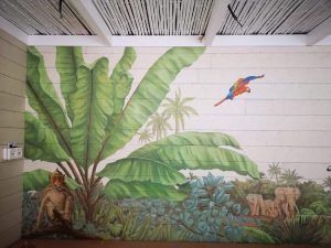 Décoration exotique dans une agence de voyage à Paris