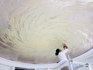 Pose de la feuille d'or au plafond