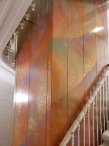 Patine et éclats dorés sur bloc ascensceur